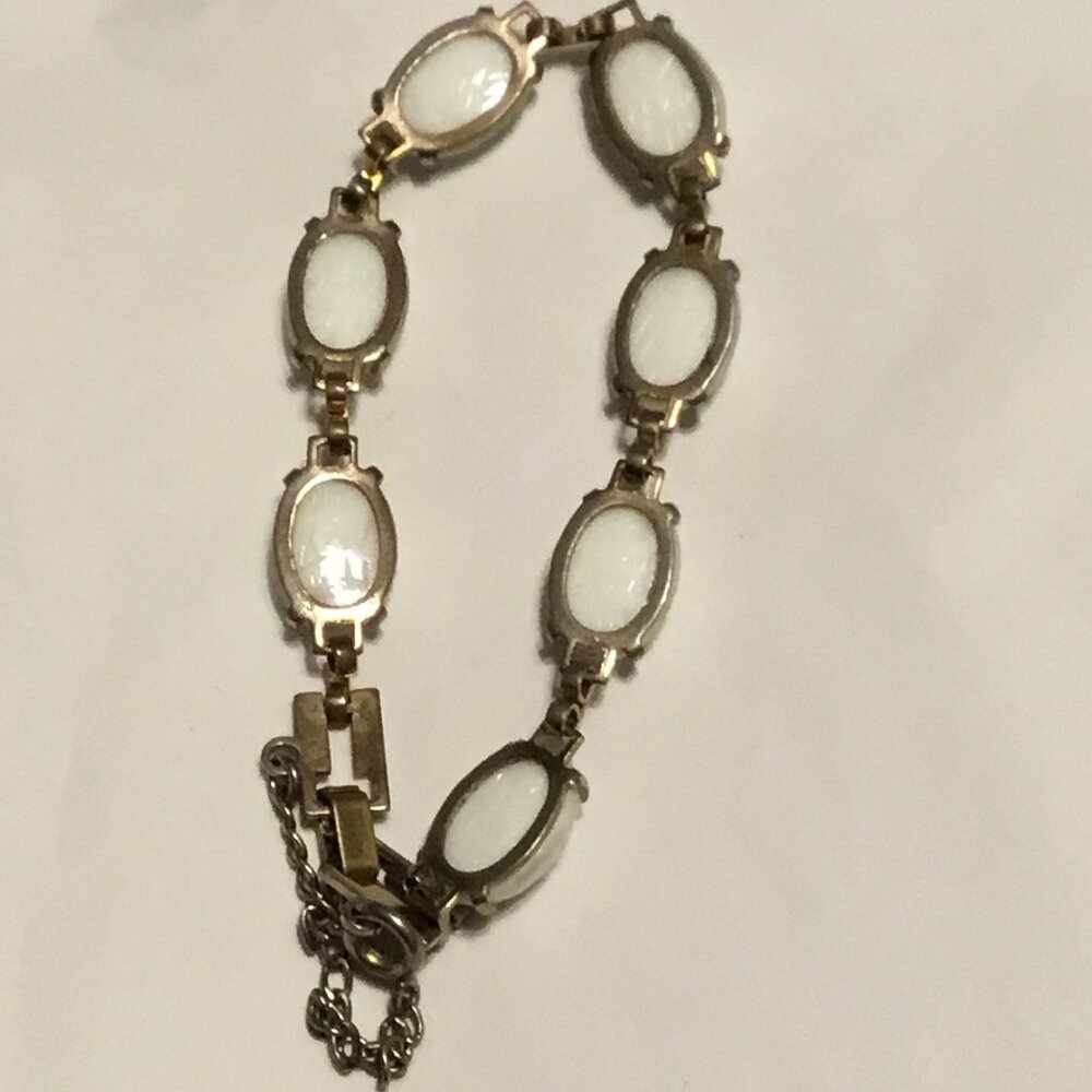 Very lovely and vintage white scarab bracelet w/ safety chain - Picture 4 of 9